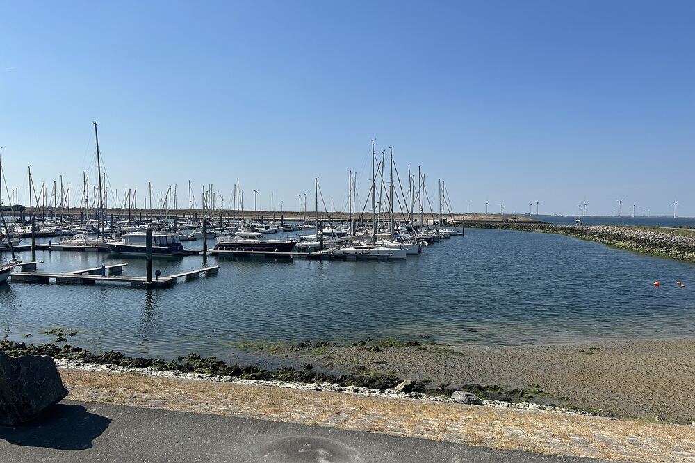 Zeiljachten in de jachthaven van Kamperland aan het Veerse Meer